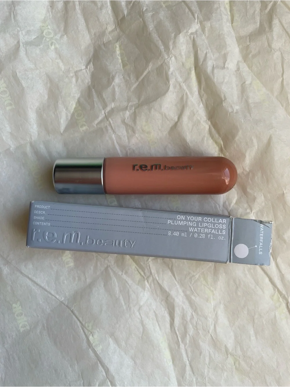 r.e.m. beauty On Your Collar Plumping Lipgloss - Waterfalls (Peach Nude)